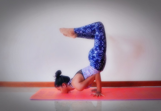 Astha Yoga - Headstand to handstand balance sequence 🥰